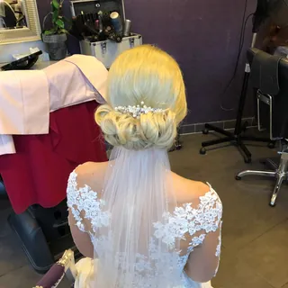 Blonde Brautfrisur mit Haarschmuck und Schleier